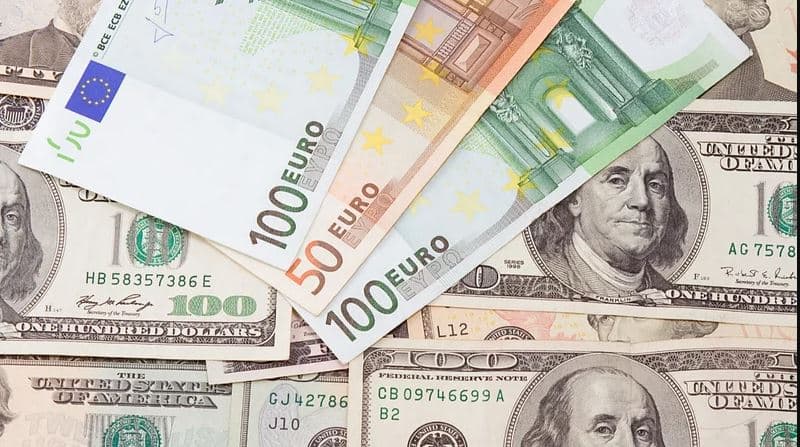 Për herë të parë në dy dekada, euro dhe dollari me kurs këmbimi gati të njëjtë