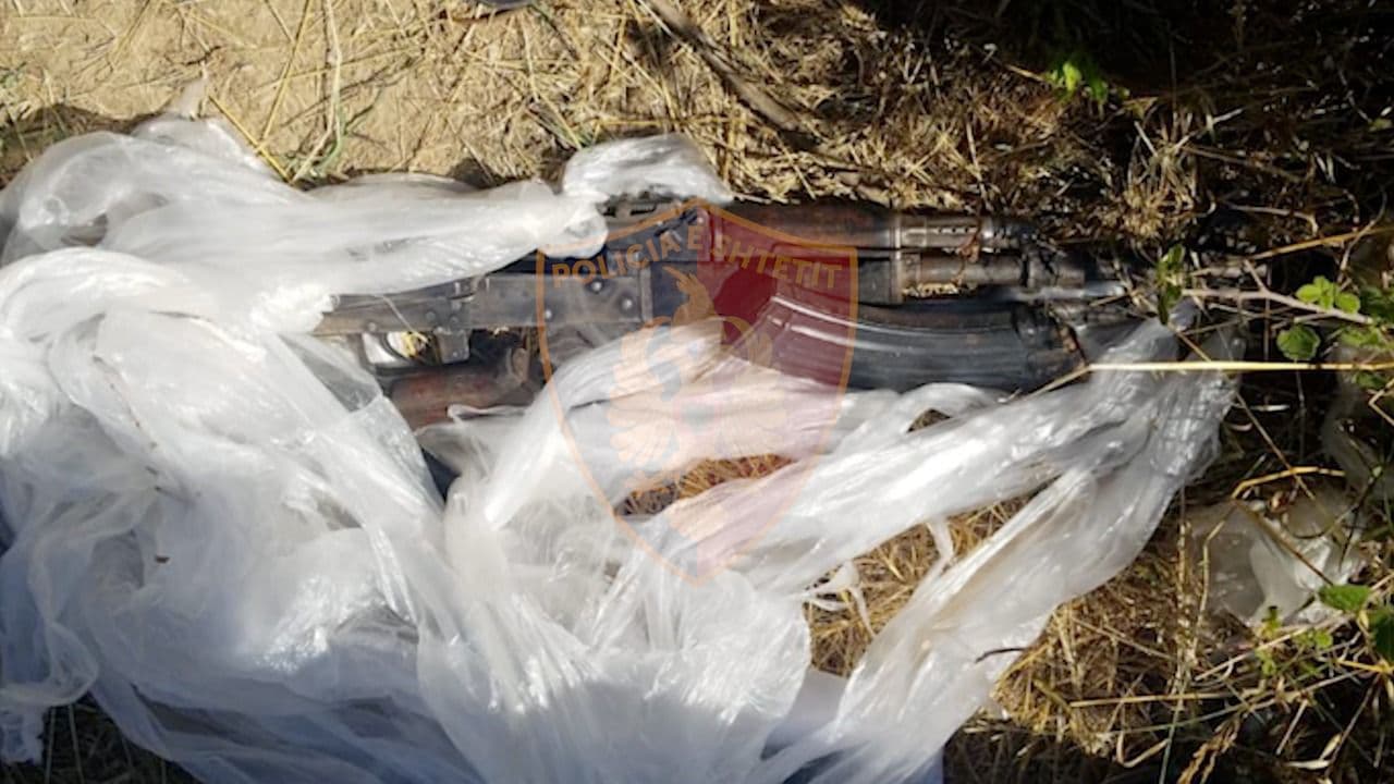 Kishte fshehur automatikun afër banesës, pranga të riut në Tiranë