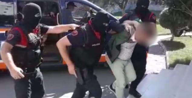 Përndiqte një vajzë të mitur, pranga një personi në Tiranë