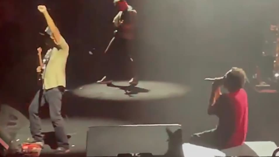 Ndrydh këmbën gjatë performancës, por vokalisti i “Rage Against the Machine” ndez skenën në Çikago (VIDEO)