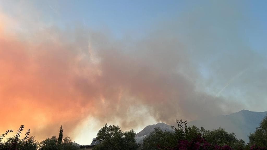 Zjarri në malin e Çikës/ Flakët i afrohen Dhërmiut, largohen pushuesit nga plazhi (VIDEO)
