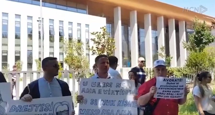 Avokatët në protestë me pankarta kundër reduktimit të gjykatave (VIDEO)