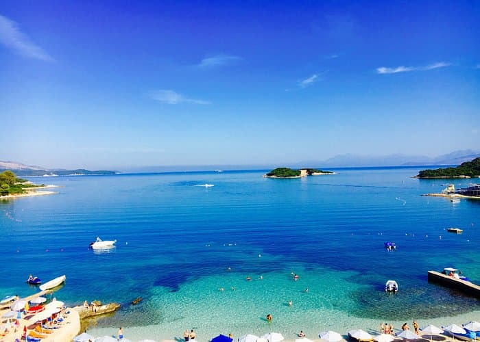 Pushuesi polak në Ksamil bëhet për në spital nga disa persona