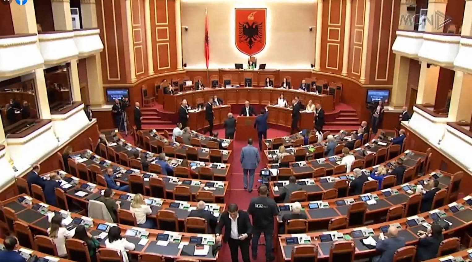  “Ping-pong” me drejtësinë në parlament (VIDEO)