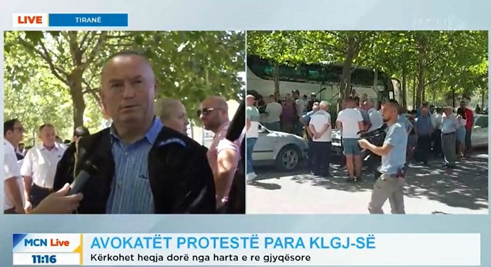 Mbyllet protesta e avokatëve përpara KLGJ-së/ Ismaili: Harta e re i bën dëm kolosal njerëzve, ngërçi nuk do zgjidhet as për 3 vjet (VIDEO)