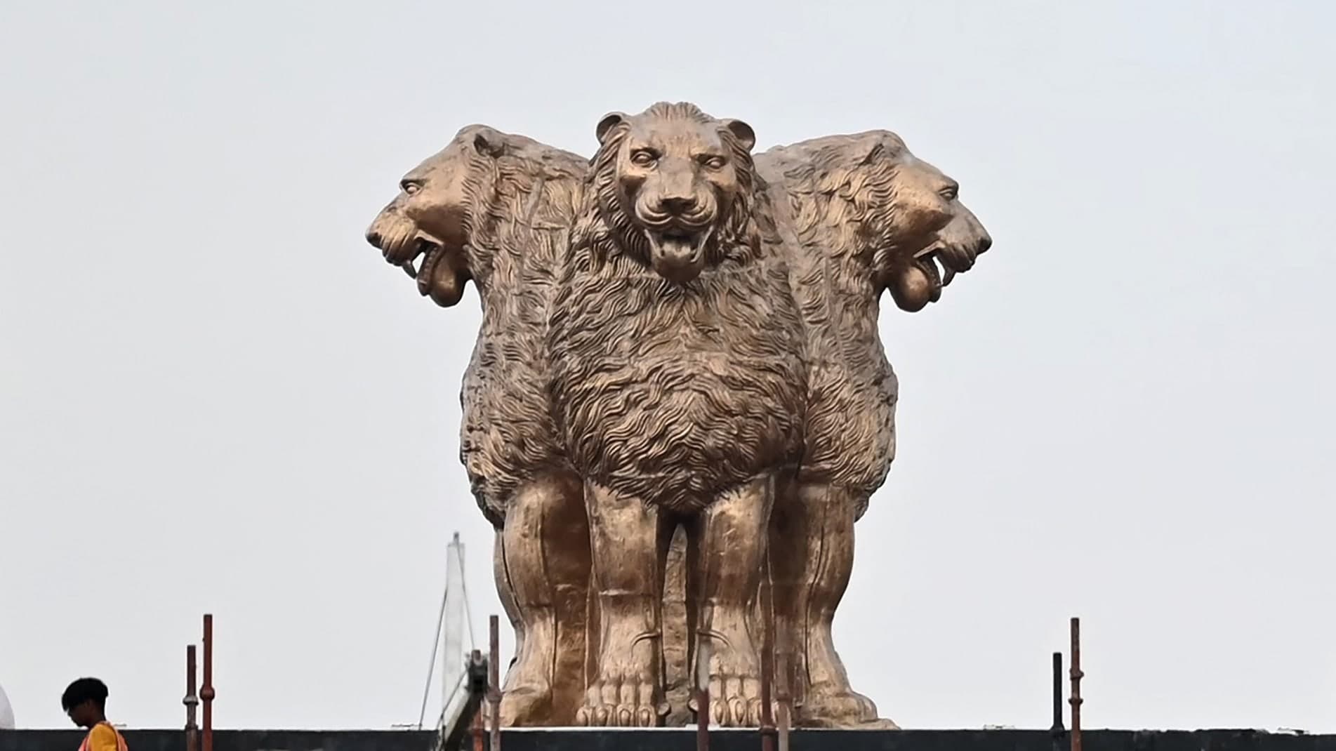 Statuja e luanit gjigant në ndërtesën e parlamentit indian ndez debate politike