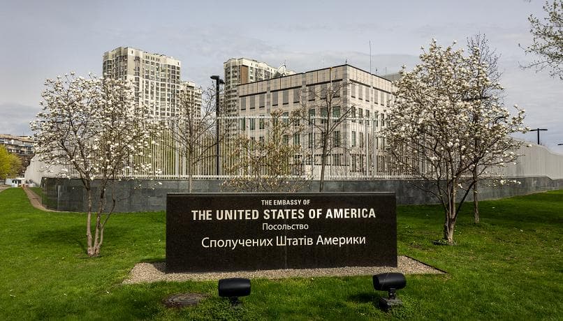 Ambasada amerikane në Kiev u kërkon amerikanëve të largohen nga vendi