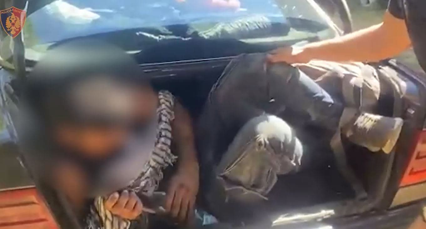 Video/ Kishte fshehur në bagazhin e makinës 3 emigrantë, arrestohet shoferi nga Tepelena