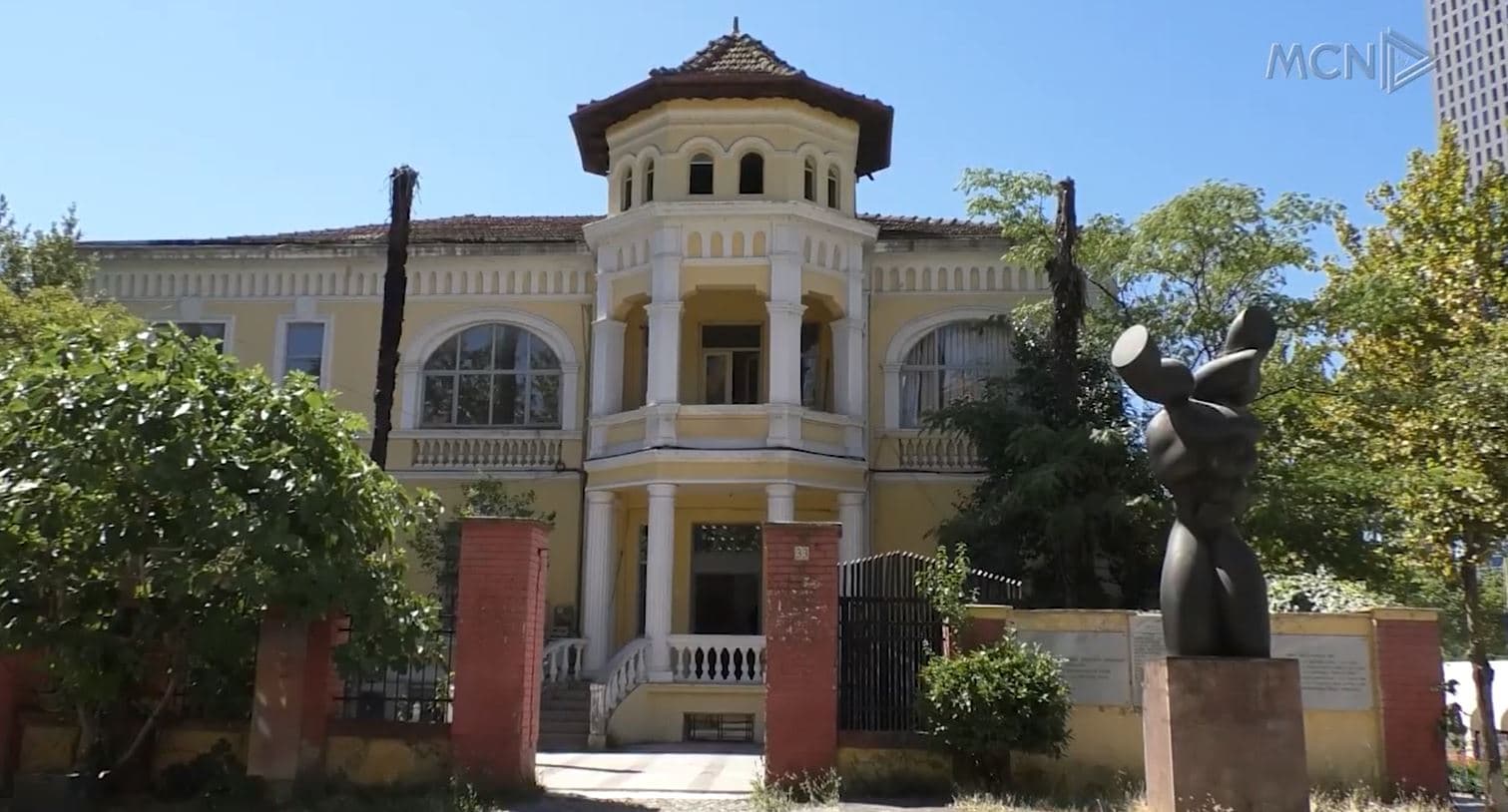 Poetët e vrarë të 17 korrikut/ Ekspozohen sendet e Genc Lekës dhe Vilson Blloshmit (VIDEO)