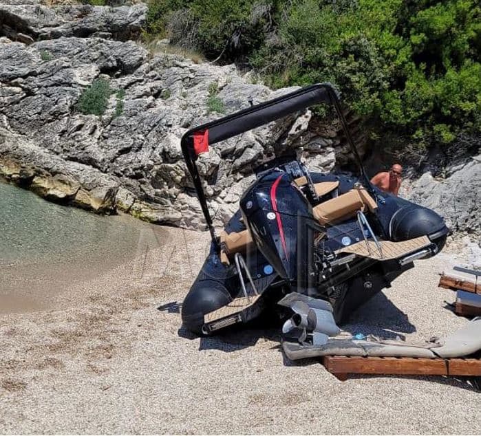 Gomonia përplas dy turistë në Jalë