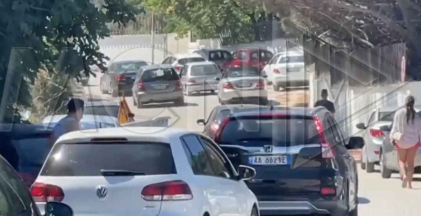 Trafik i rënduar në Vlorë, radhë automjetesh që i drejtohen plazhit