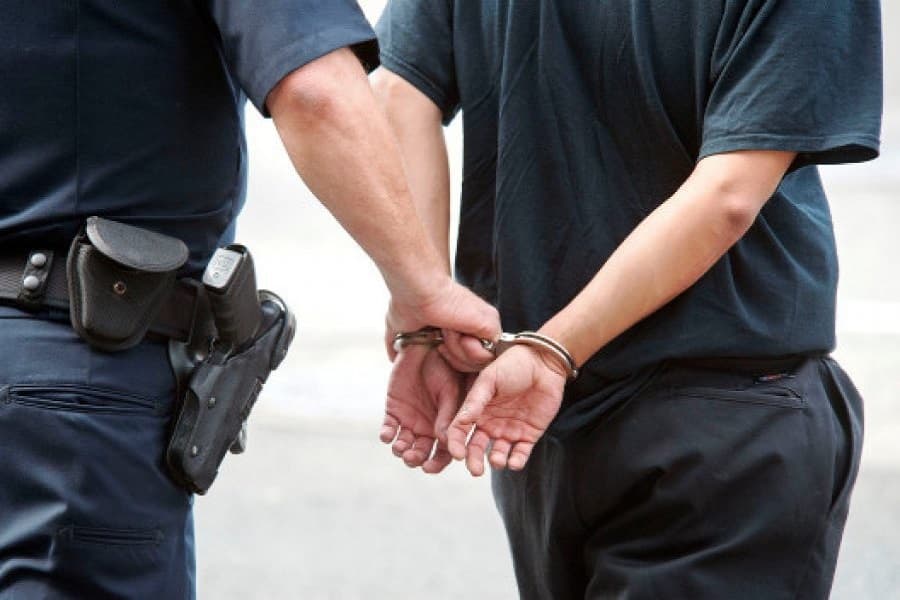 Tentoi të vidhte në një banesë, arrestohet në flagrancë 22-vjeçari