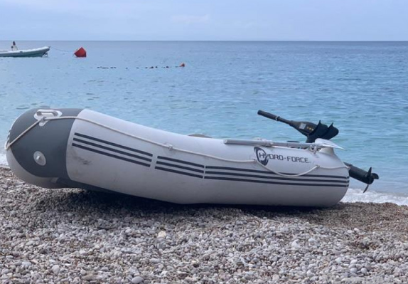 Po notonte në afërsi të bregut të detit, gomonia përplas 7-vjeçarin në plazhin e Jonufrës