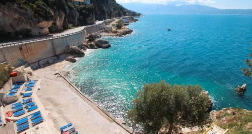Aksident me pasojë vdekjen, makina përplas këmbësorin në Vlorë-Orikum (VIDEO)