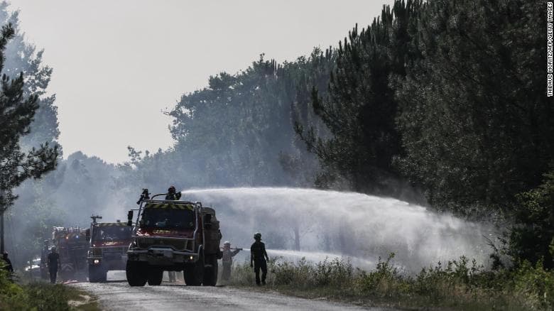 Zjarret djegin mijëra hektarë pyje në Francë dhe në Spanjë, temperaturat priten të arrijnë kulmin