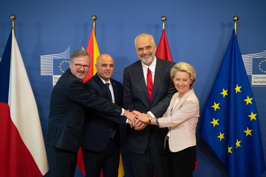 Konferenca Ndërqeveritare/ Von der Leyen shtrëngon duart me Ramën: Do e mirëpresim integrimin tuaj në BE