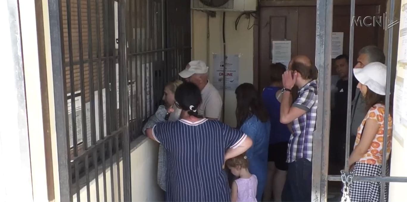 Qeveria hap pas, rikthen sportelet e shërbimeve (VIDEO)