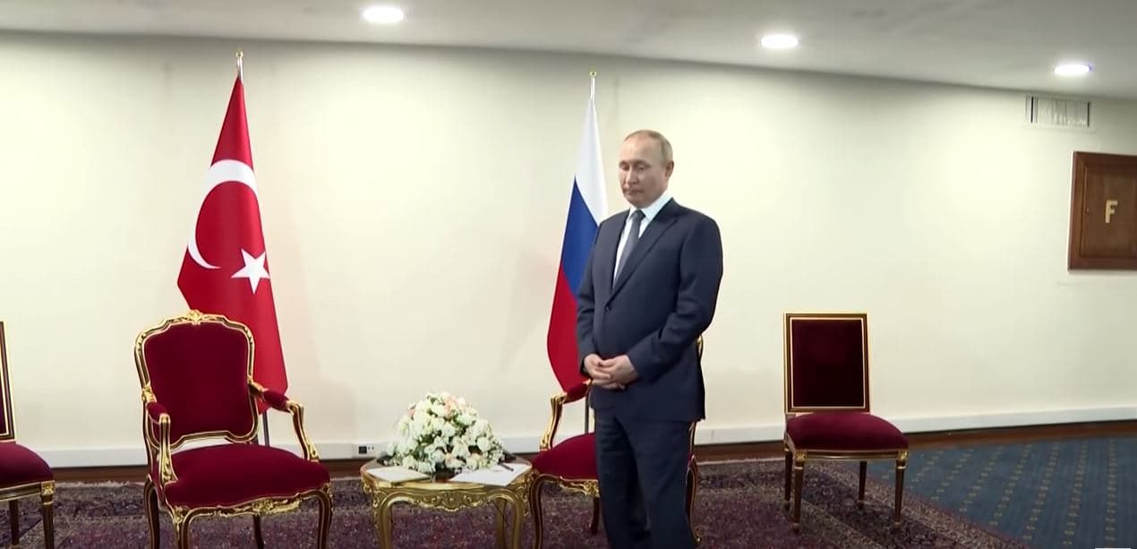 50 sekonda para kamerave të ndezura/ Erdogan lë Putinin në pritje (VIDEO)