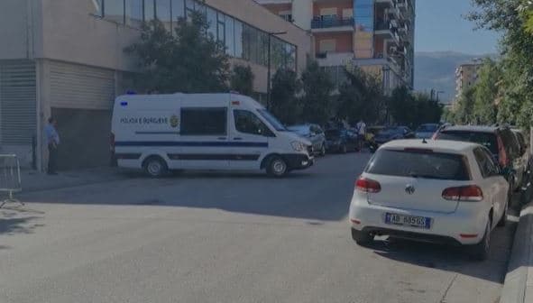 Përplasi çiftin e pushuesve në Jalë, lë qelinë 37-vjeçari