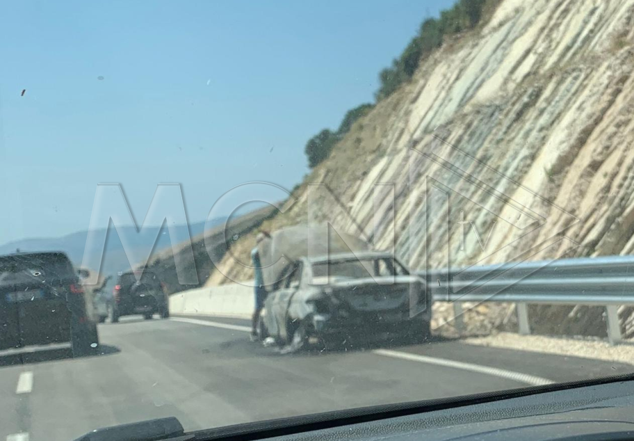Merr flakë në ecje makina në aksin Delvinë-Kardhiq