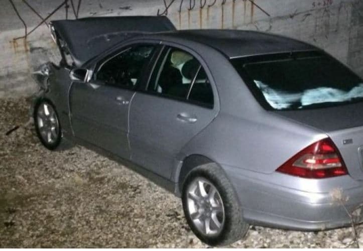 Makina përplaset me bordurën në Himarë, dy të plagosur