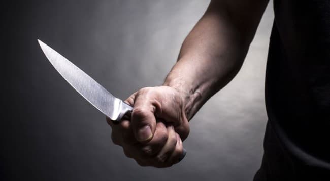 Plagosen me thikë babë e bir, policia vë në pranga autorin