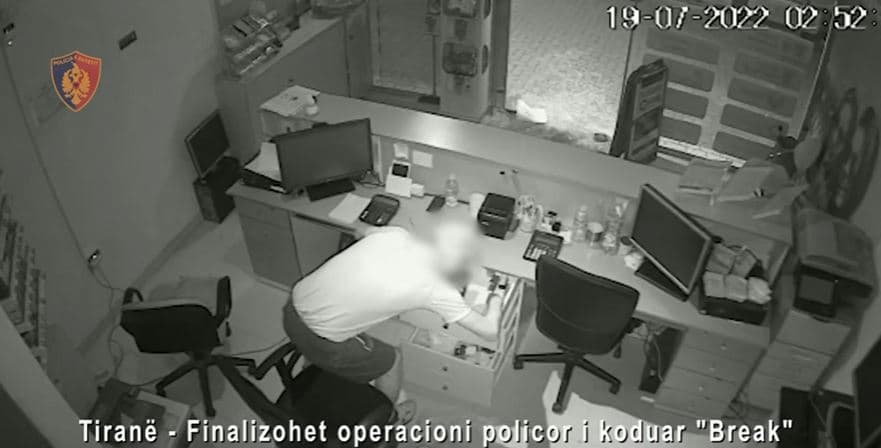 I dyshuar për 8 vjedhje me thyerje, vihet në pranga një person në Tiranë 