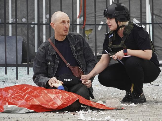 Ukrainë, babai nuk lëshon dorën e djalit 13 vjeç të vrarë në rrugë