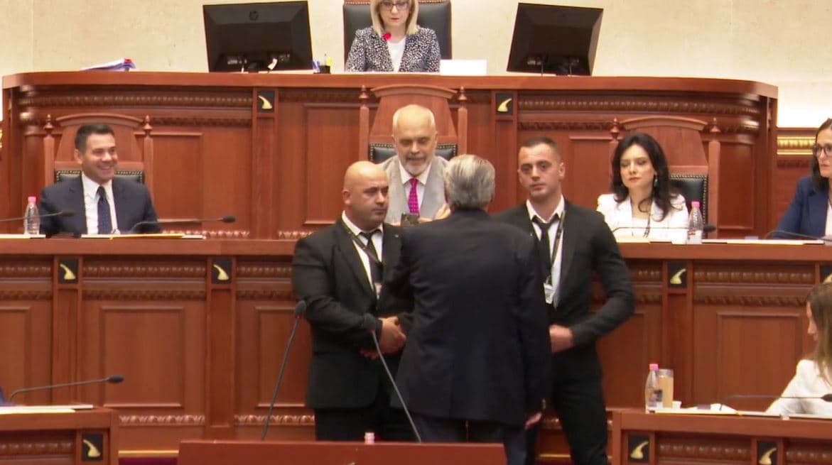 “Burracak, i pafytyrë!”, Berisha përplaset me Ramën në Kuvend, garda rrethon kryeministrin (VIDEO)