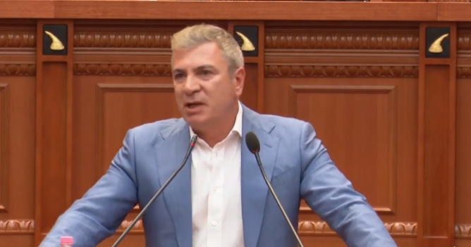 "Të gjithë në shërbim të ministrave që po pasurohen me lejen e Ramës"/ Gjiknuri-Shehajt: Idiot i dobishëm, bashkë shihemi në Gjykatë