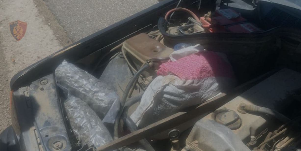 Tentuan të trafikojnë drogë drejt Kosovës, dy persona kapen në Kukës me armë dhe eksploziv