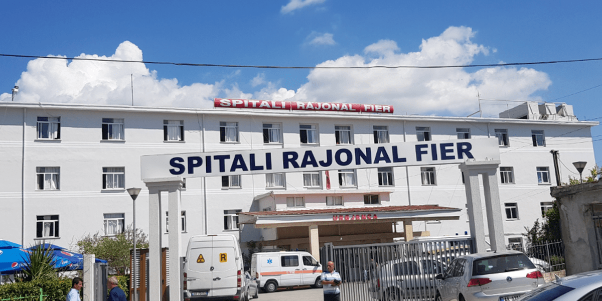 Babë e bir u goditën me thikë nga fqinji, ndërron jetë në spital 77-vjeçari