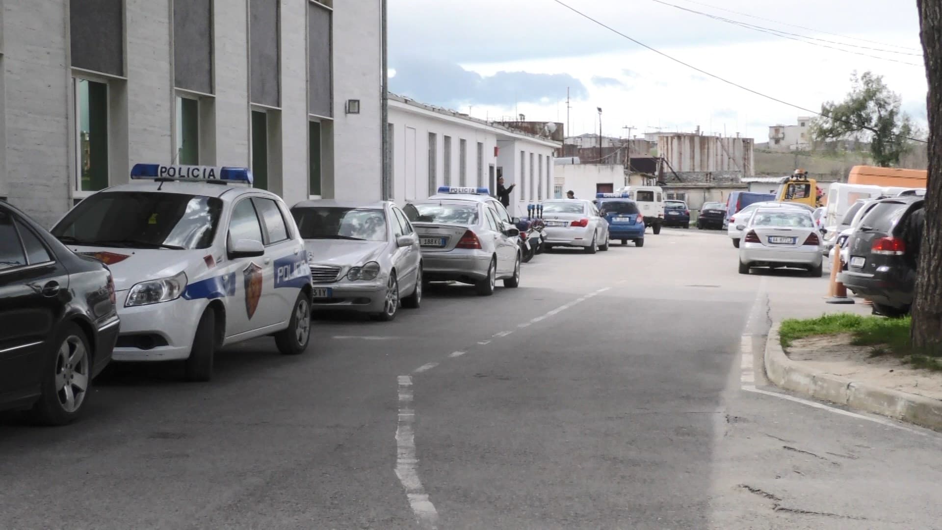 Vranë 77-vjeçarin dhe plagosën të birin, arrestohen dy vëllezërit në Fier