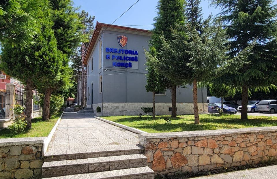 Korçë, vidhen paratë e një kishe
