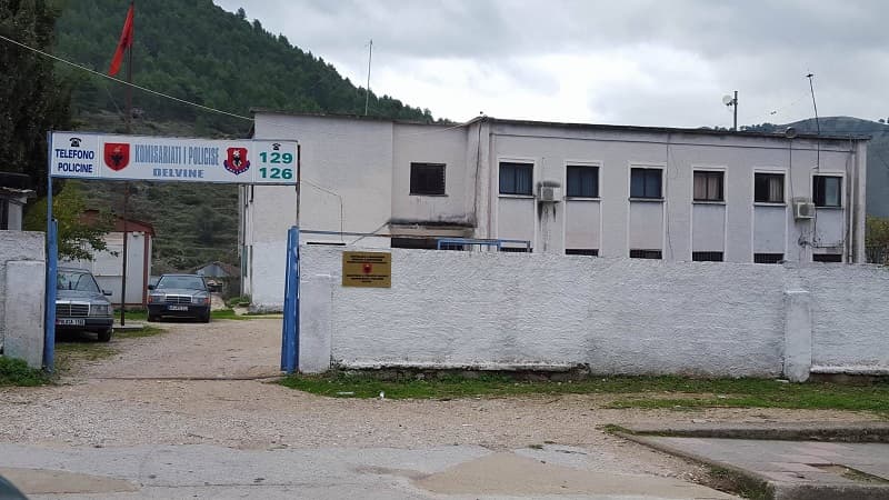 E rëndë në Delvinë, 47-vjeçari tenton të vetëdigjet me benzinë