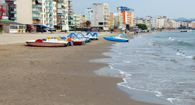 Një grua gjendet e pajetë në bregdetin e Durrësit