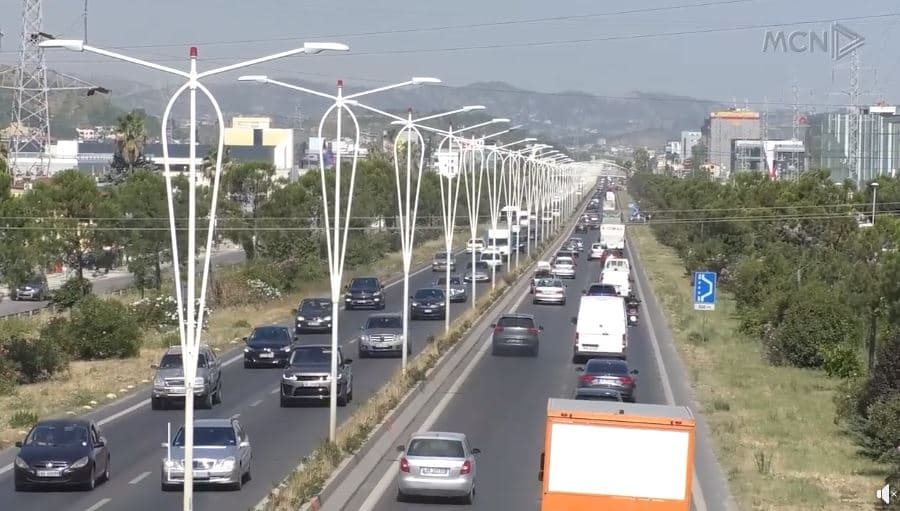 Trafik i rënduar në dalje të Tiranës, dyndje drejt bregdetit (VIDEO)