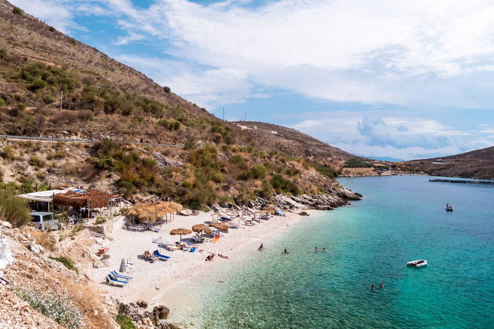 Sekuestrohen 120 shezlongë në “Porto Palermo”, procedohen dy persona në Himarë