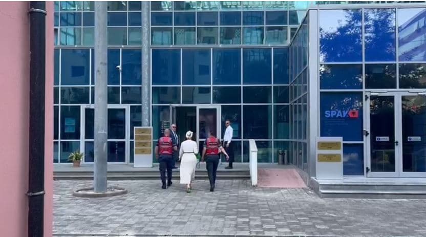 Korrupsion/ “Arrest shtëpie” për gjyqtaren e Elbasanit, lihet në burg avokati