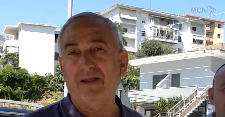 Punimet e ujësjellësit ndotin rrugën/ Banorët e Gjirokastrës i frikësohen përhapjes së epidemive (VIDEO)