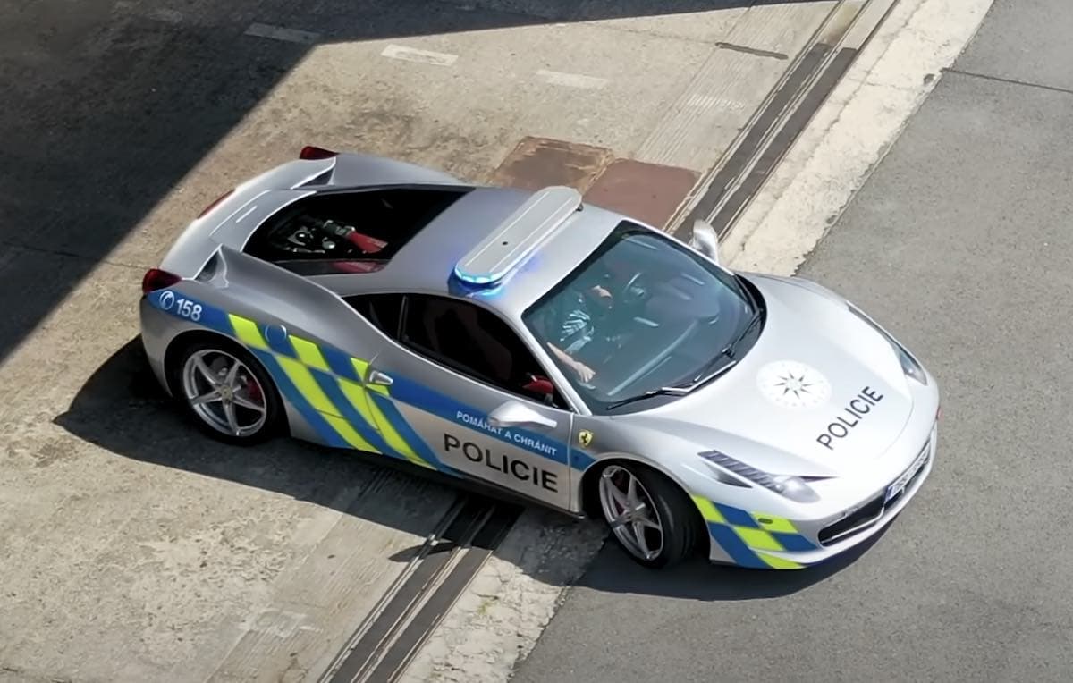 Policia çeke shton në flotën e saj të makinave një Ferrari të sekuestruar nga kriminelët