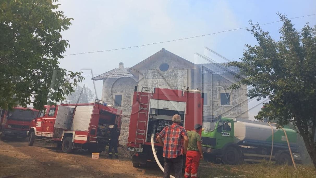 Zjarri në fshatin Ndërshen të Mirditës i afrohet banesave, ndërhyn një helikopter për shuarjen e flakëve
