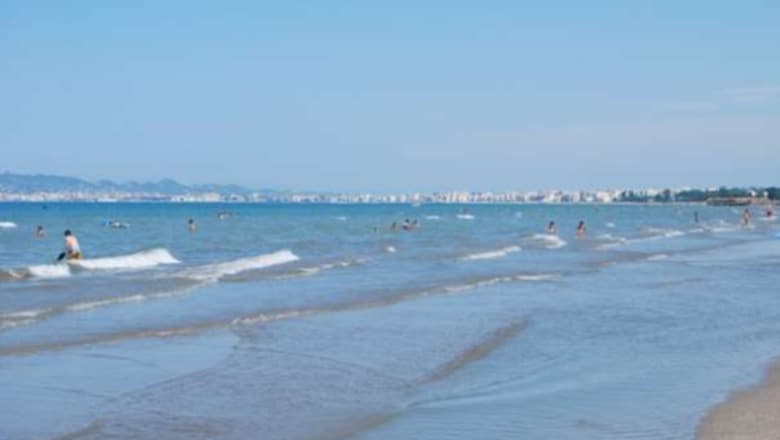 Durrës/ Gjendet në breg të detit i pajetë një 22-vjeçar, dyshohet se pësoi infarkt