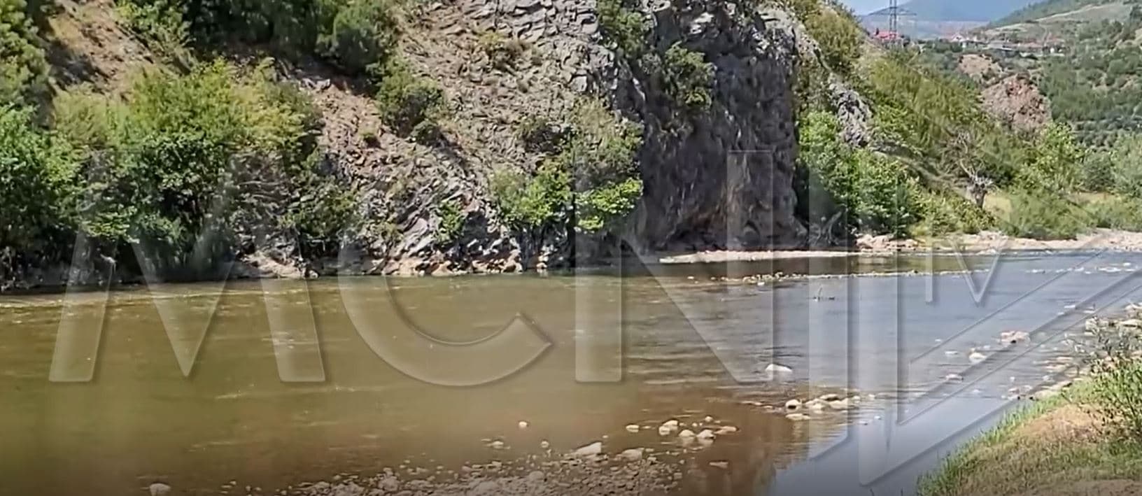 Video/ Në pamundësi ekonomike qytetarët zgjedhin lumin Shkumbin për të bërë plazh