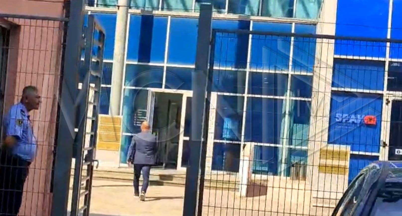 Kallëzimi i Rakip Sulit/ Ish-kryebashkiaku i Kamzës, Xhelal Mziu, paraqitet në SPAK (VIDEO)