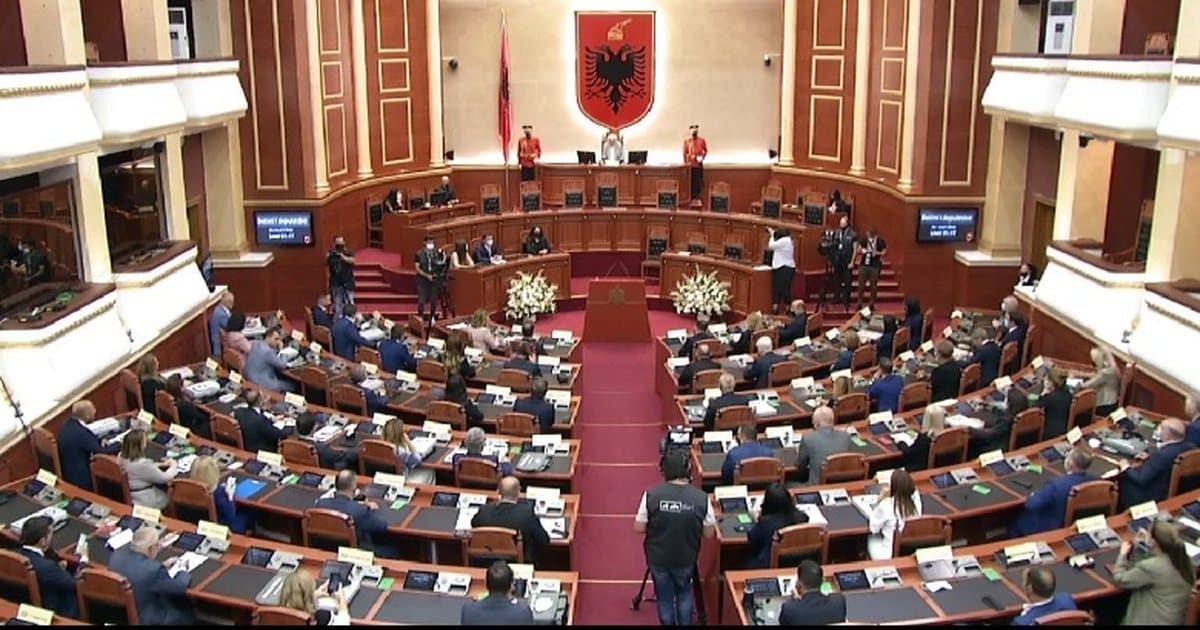 Ikën Ahmetaj, zëvendësohet nga Balluku. Parlamenti miraton ndryshimet në qeveri
