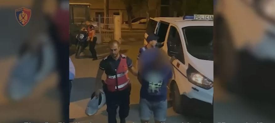 Në çantë me armë dhe silenciator, “Pasagjeri” prangos një person në Tiranë/ Në banesë iu gjet arsenal municionesh 