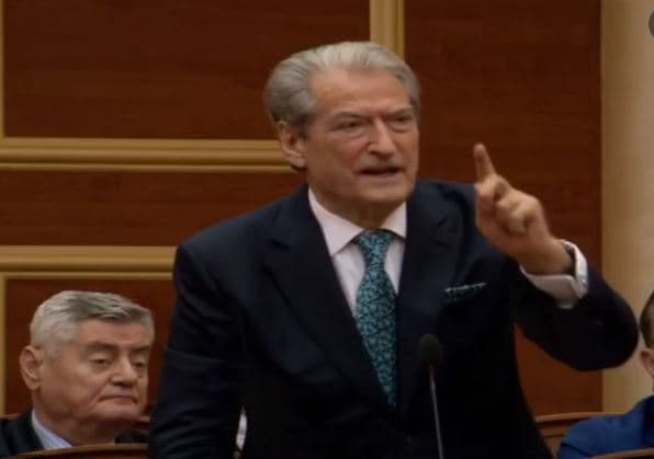Berisha: Edi Rama është padrino i Ahmetajt, u mohon deputetëve të drejtën e fjalës