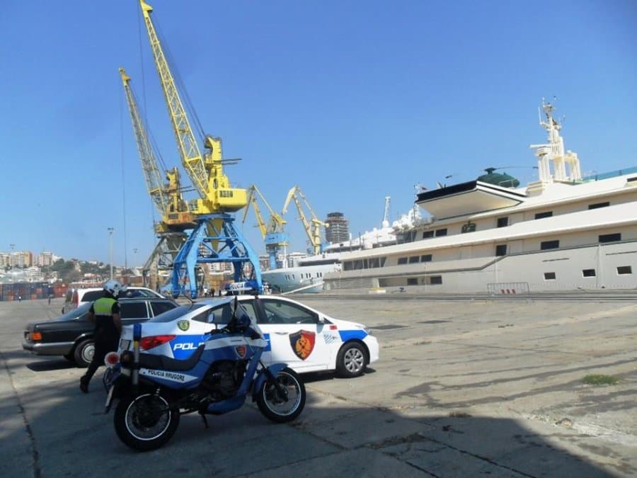 Dyshohet se janë vjedhur, bllokohen 3 automjete në Portin e Durrësit