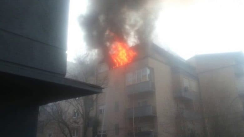 Zjarr në një banesë në Tiranë, lëndohet 8-vjeçarja